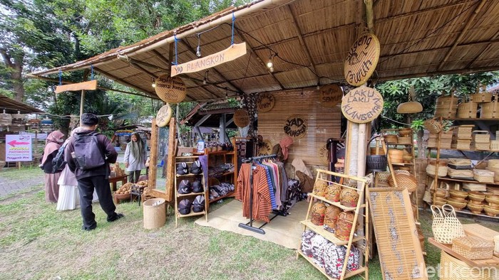Suasana Festival Klangenan di Pasar Seni Gabusan, Sewon, Bantul, Selasa (30/4/2024).