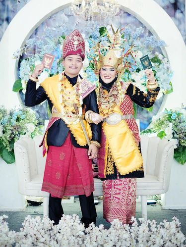 Foto pasangan Satria dan Farisa, beda usia 10 tahun kini sudah resmi menikah.