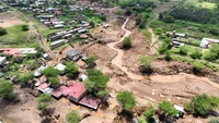 Pemandangan drone menunjukkan rumah-rumah rusak setelah banjir bandang besar menyapu beberapa rumah ketika bendungan jebol, menyusul hujan lebat di desa Kamuchiri di Mai Mahiu, Kabupaten Nakuru, Kenya, Senin (29/4/2024).