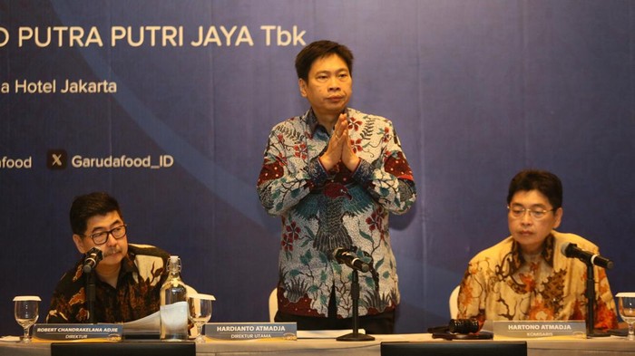 Direktur Utama PT Garudafood Putra Putri Jaya Tbk (Garudafood) Hardianto Atmadja (ketiga kanan-batik biru), Direktur Johannes Setiadharma (paling kiri-batik biru), Direktur Paulus Tedjosutikno (kedua kiri-batik abu), Komisaris Hartono Atmadja (ketiga kiri-batik krem), Direktur Fransiskus Johny Soegiarto (kedua kanan-batik coklat), Direktur Robert Chandrakelana Adjie (paling kanan-batik coklat tua) berbincang di sela-sela Rapat Umum Pemegang Saham Tahunan (RUPST) dan Rapat Umum Pemegang Saham Luar Biasa (RUPSLB) di Jakarta, Selasa (30/4).