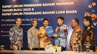 Direktur Utama Garudafood Hardianto Atmadja, Direktur Johannes Setiadharma, Direktur Paulus Tedjosutikno, Komisaris Hartono Atmadja, Direktur Fransiskus Johny Soegiarto, dan Direktur Robert Chandrakelana Adjie berbincang di sela-sela RUPST di Jakarta.