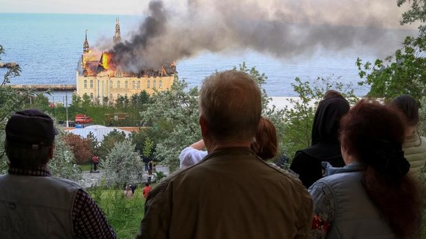 Gedung lembaga pendidikan yang terbakar setelah serangan rudal Rusia ke Ukraina di Odesa, Ukraina, Senin (29/4/2024). (REUTERS/Sergey Smolentsev)