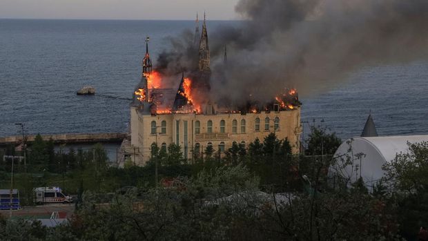 Gedung lembaga pendidikan yang terbakar setelah serangan rudal Rusia ke Ukraina di Odesa, Ukraina, Senin (29/4/2024). (REUTERS/Sergey Smolentsev)