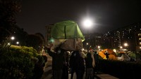 Para mahasiswa menggelar aksi protes dengan menduduki alun-alun pusat di kompleks Universitas Columbia. Sejak dimulainya aksi protes, para mahasiswa terus menyerukan gencatan senjata di Gaza.