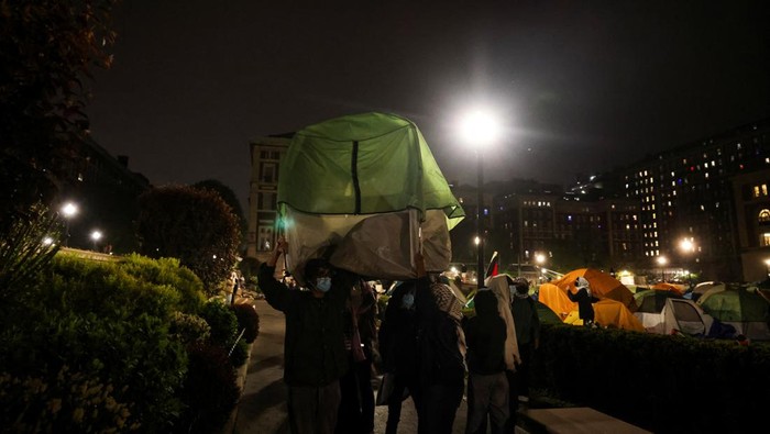 Students expand a protest encampment in support of Palestinians barricading themselves at Hamilton Hall in Columbia University, after an afternoon deadline issued by university officials to disband or face suspension, during the ongoing conflict between Israel and the Palestinian Islamist group Hamas, in New York City, U.S., April 30, 2024. REUTERS/Caitlin Ochs
