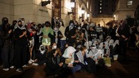 Para mahasiswa tetap melanjutkan aksi protes meski rektor Universitas Columbia yakni Nemat Shafik mengundang polisi untuk membubarkan demonstran pro-palestina di kampus.
