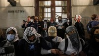 Selain itu para mahasiswa menuntut agar kampus-kampus mereka, yang sebagian besar memiliki dana abadi (endowment fund) dalam jumlah besar, melakukan divestasi finansial dari Israel. Divestasi berarti menjual saham perusahaan-perusahaan Israel yang dimiliki kampus-kampus itu dalam portofolio pengelolaan dana abadi mereka, atau memutus hubungan keuangan dengan perusahaan-perusahaan atau lembaga-lembaga Israel. (REUTERS/Caitlin Ochs)