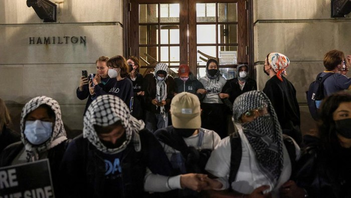 Students expand a protest encampment in support of Palestinians barricading themselves at Hamilton Hall in Columbia University, after an afternoon deadline issued by university officials to disband or face suspension, during the ongoing conflict between Israel and the Palestinian Islamist group Hamas, in New York City, U.S., April 30, 2024. REUTERS/Caitlin Ochs