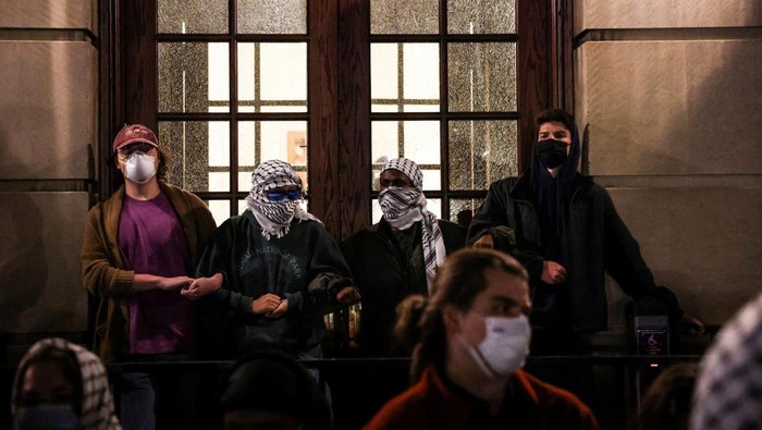 Students expand a protest encampment in support of Palestinians barricading themselves at Hamilton Hall in Columbia University, after an afternoon deadline issued by university officials to disband or face suspension, during the ongoing conflict between Israel and the Palestinian Islamist group Hamas, in New York City, U.S., April 30, 2024. REUTERS/Caitlin Ochs