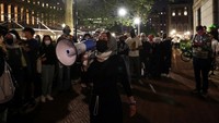 Diketahui, kepolisian Amerika Serikat (AS) menangkap lebih dari 100 mahasiswa yang mengikuti aksi bela Palestina yang digelar secara damai di Universitas Colombia, New York sejak Kamis (17/4). Pihak universitas menilai ratusan mahasiswa itu telah melanggar larangan digelarnya pertemuan tidak sah di area kampus.