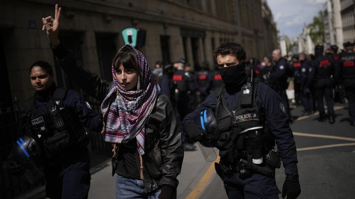 Gerakan Pro-Palestina Meluas ke Kampus Elite Eropa Students demonstrate outside La Sorbonne university with a huge Palestinian flag, Monday, April 29, 2024 in Paris. About 100 Pro-Palestinian students demonstrate near the Sorbonne university in Paris. The demonstration came on the heels of protests last week at another Paris-region school, Sciences Po. (AP Photo/Christophe Ena)