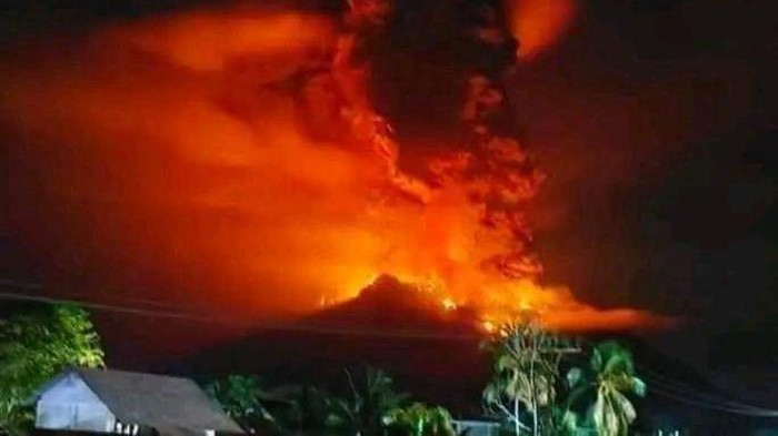 Gunung Ruang Sitaro.