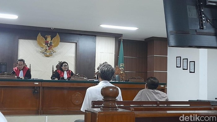 Guru Besar Fakultas Humum Universitas Hasanuddin Prof M Syukri Akub (baju cokelat) saat menjadi saksi ahli di sidang lanjutan dugaan korupsi eks Pimca Bulog Parepare Meizarani. Andi Audia Faiza Nazli Irfan/detikSulsel