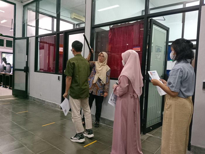 Peserta UTBK SNBT di UGM dicek menggunakan metal detector sebelum memasuki ruangan