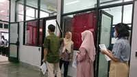 Peserta juga dicek menggunakan metal detector sebelum masuk ke ruangan pada pukul 06.45 WIB. Peserta hanya boleh membawa pulpen dan berkas dokumen yang wajib. (Foto: Nur Wasilatus Sholeha/detikEdu)