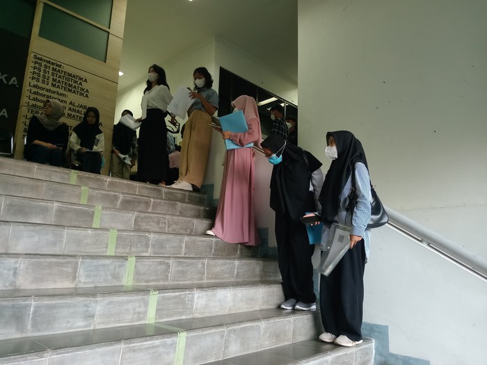 Peserta sedang antre untuk memasuki ruangan UTBK