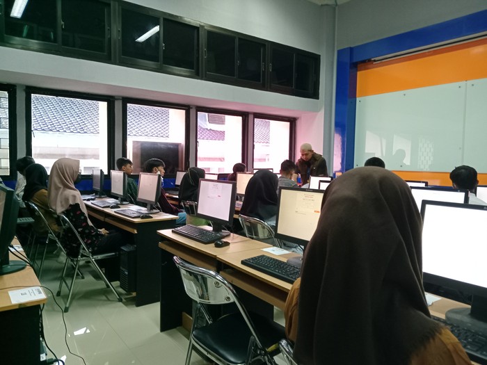Peserta saat mengerjakan UTBK SNBT di UGM