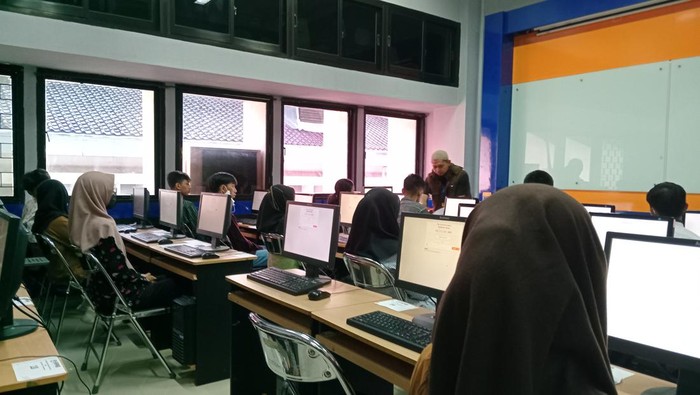 Peserta saat mengerjakan UTBK SNBT di UGM