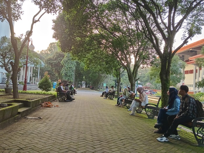 Beberapa orang tua ikut menunggu anaknya selesai mengerjakan UTBK SNBT di UGM