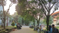 Beberapa orang tua peserta UTBK menunggu anaknya untuk ujian. Salah satu orang tua mengantar anaknya dari Bandung ke UGM. (Foto: Nur Wasilatus Sholeha/detikEdu)