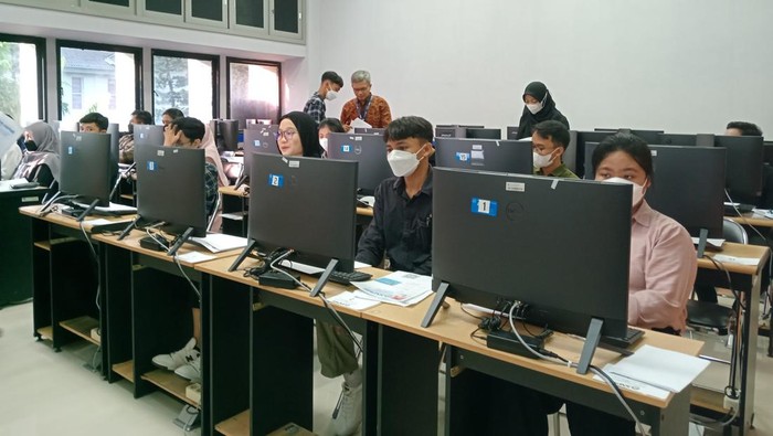 Para Peserta yang Sedang Menjalani Hari Pertama UTBK SNBT di UGM