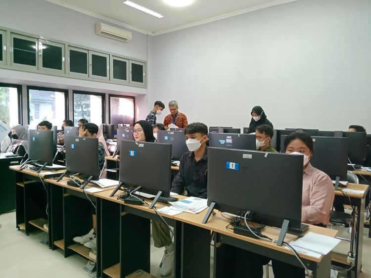 Potret UTBK SNBT 2024 di UGM Hari Pertama, Ada Orang Tua Ikut Menunggu