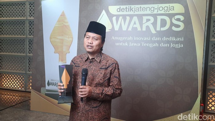 HM Yusuf Chudlori usai menerima penghargaan detikjateng-jogja Awards di Semarang, Selasa (30/4/2024).