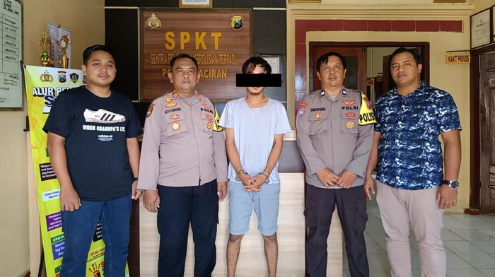 I, pemilik studio Foto Ivanda Desa Paciran Lamongan saat ditangkap polisi