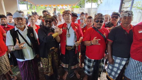 I Wayan Kari Subali dan I Ketut Putra Ismaya Jaya saat mendapat dukungan untuk maju dalam Pemilihan Bupati Karangasem di Jalan Untung Surapati, Amlapura, Selasa (30/4/2024). (Foto: Istimewa)