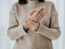 Penyebab Telapak Tangan Dingin, dari Anemia hingga Ciri Masalah Kesehatan Serius