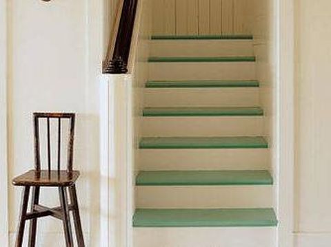 Inspirasi warna tangga yang cocok dengan railing kayu.