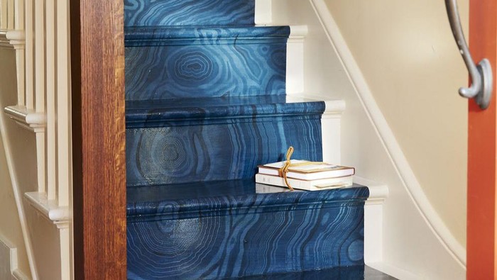 Inspirasi warna tangga yang cocok dengan railing kayu.