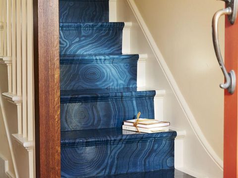 Inspirasi warna tangga yang cocok dengan railing kayu.