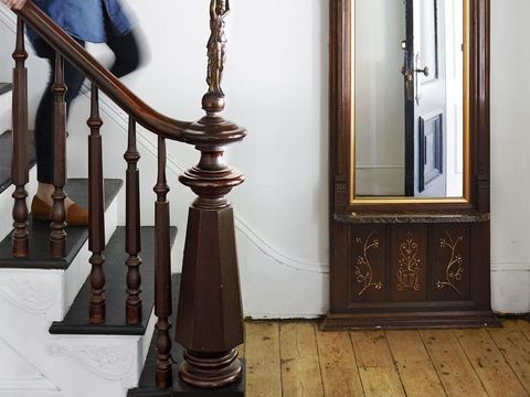Inspirasi warna tangga yang cocok dengan railing kayu.