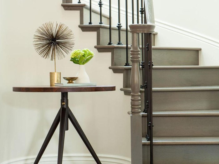 Inspirasi warna tangga yang cocok dengan railing kayu.