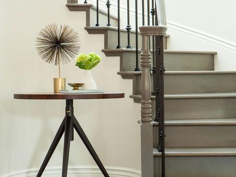 Inspirasi warna tangga yang cocok dengan railing kayu.