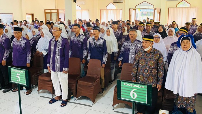 Jemaah haji saat melaksanakan pemantapan kelompok terbang (kloter) dan pembagian koper di Asrama Haji Jogja.