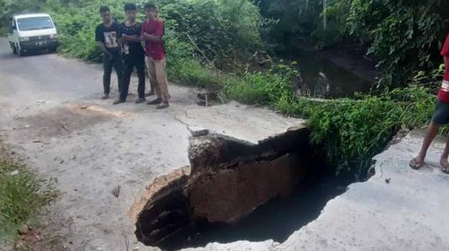 Jembatan penghubung empat desa ke Kota Larantuka, Flores Timur, Nusa Tenggara Timur (NTT), ambles pada Selasa (30/4/2024). (Foto: Istimewa)