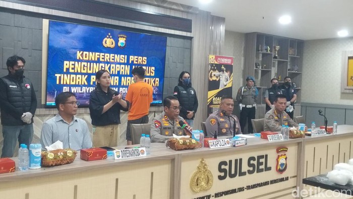 Jumpa pers kasus penyelundupan 30 kilogram sabu yang digelar di Mapolda Sulsel. Sahrul Alim/detikSulsel