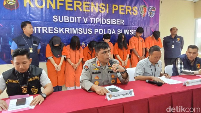 Polisi menangkap 7 pelaku tindak pidana siber di Palembang. Modus yang dilakukan para pelaku adalah jual beli akun WhatsApp ilegal.