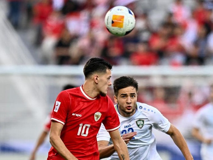 Alisher Odilov (R) of Uzbekistan  is battling for the ball with Nihad Mohammed Waif of Iraq during the AFC U23 Asian Cup Qatar 2024 Semi Final match between Indonesia and Uzbekistan at Abdullah Bin Khalifa Stadium in Doha, Qatar, on April 29, 2024. 



 (Photo by Noushad Thekkayil/NurPhoto via Getty Images)