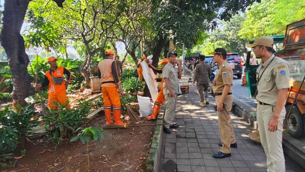 Kabar kondom bekas berserakan di RTH Jalan Tubagus Angke, Jakbar ramai diperbincangkan. Sebanyak 200 petugas gabungan dikerahkan untuk membersihkan lokasi. (dok Pemkot Jakbar)