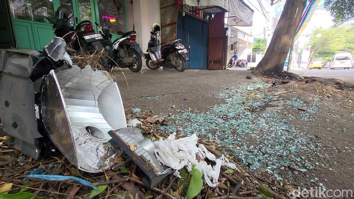 Kaca berserakan di lokasi truk tabrak pikap di Sukabumi.