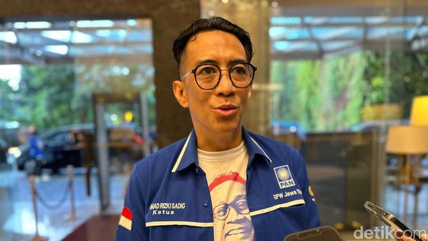 Kader PAN Jatim menyerahkan surat dukungan agar Zulkifli Hasan kembali memimpin PAN di periode berikutnya.