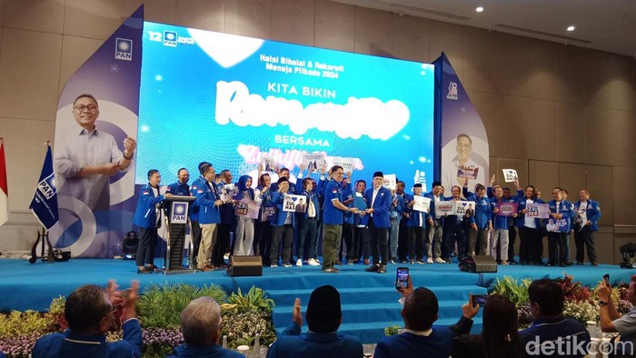 Kader PAN Jatim menyerahkan surat dukungan agar Zulkifli Hasan kembali memimpin PAN di periode berikutnya.