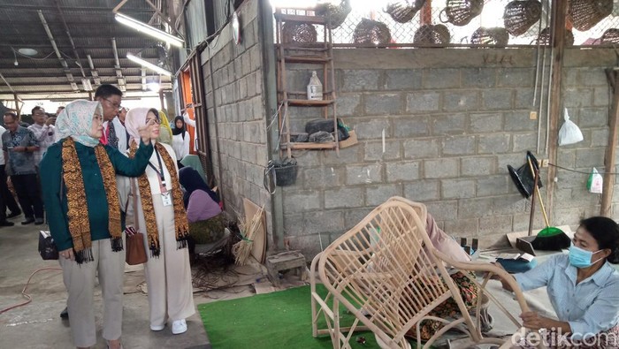 Kadisperindag Jabar, Noneng Komara Nengsih saat melihat proses produksi dan pameran produk rotan di Kabupaten Cirebon