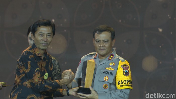 Kapolda Jateng Irjen Ahmad Luthfi menerima anugerah detikjateng-jogja Awaards 2024, Selasa (30/4/2024).