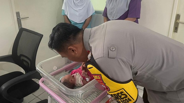 Kapolres Karimun, AKBP Fadli mengecek kondisi bayi perempuan yang ditemukan warga. (Istimewa)
