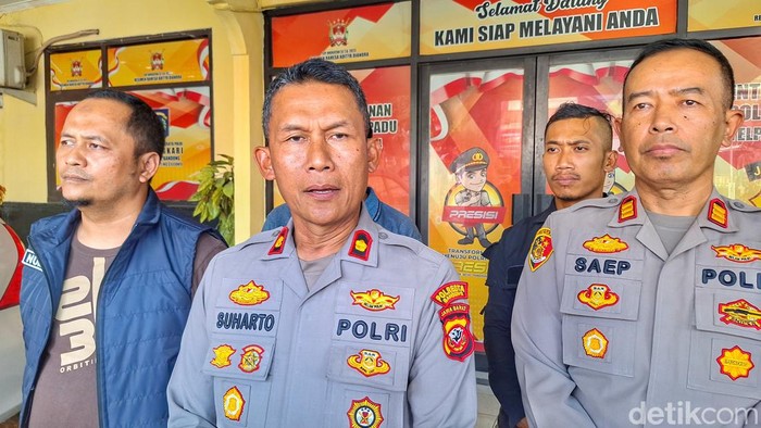 Kapolsek Cileunyi Kompol Suharto saat wawancara bersama awak media