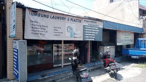 Kardiana saat mencoba EDC untuk transaksi BRIZZI yang dipandu PPBK BRILink Abel Fabyan di Toko Pendowo